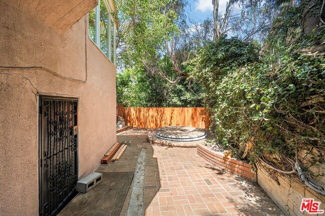 Building Photo - 9149 Hillsboro Dr