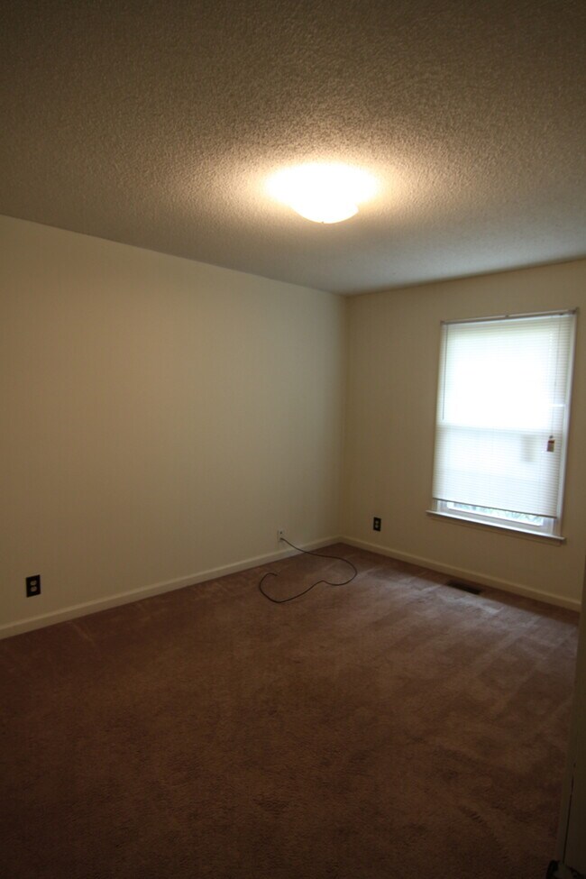 Building Photo - 4 Bedroom Pet Friendly Home For Rent Near Post!