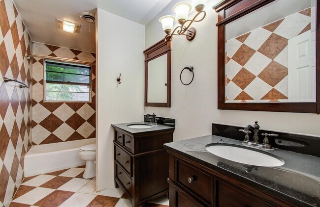 Building Photo - 1722 Front St