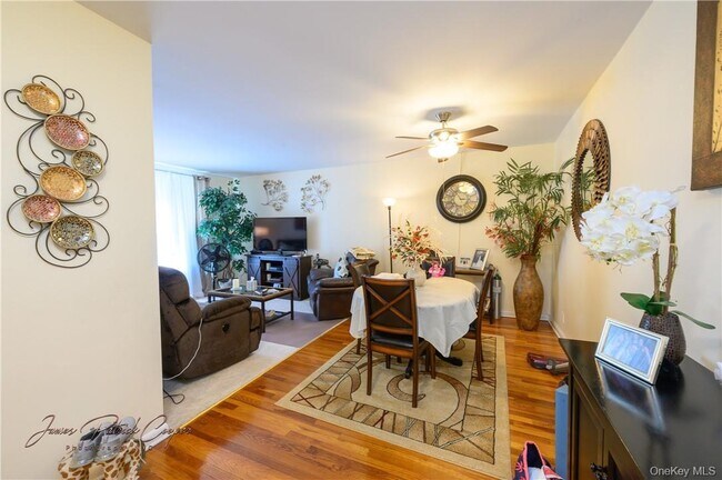 Building Photo - 5 Sadore Ln