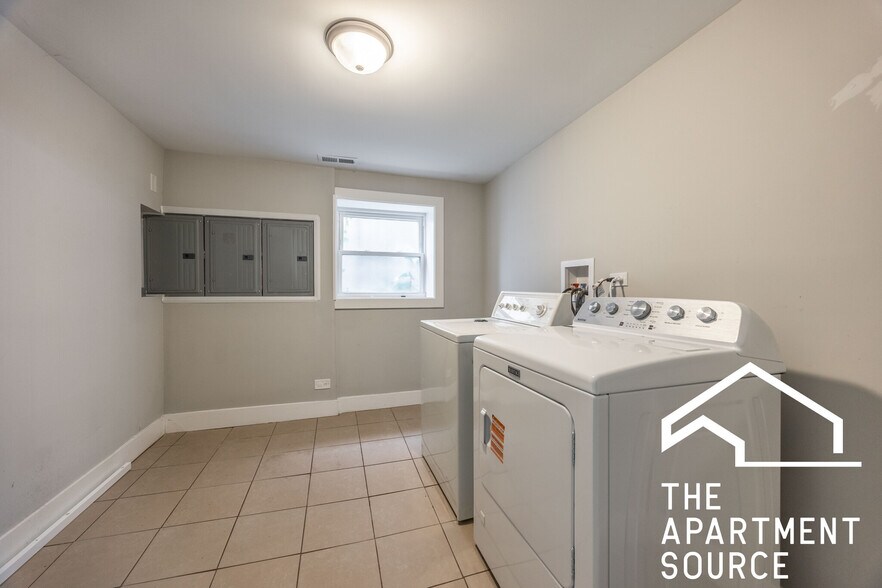 Building Photo - 3022 N Avers Ave