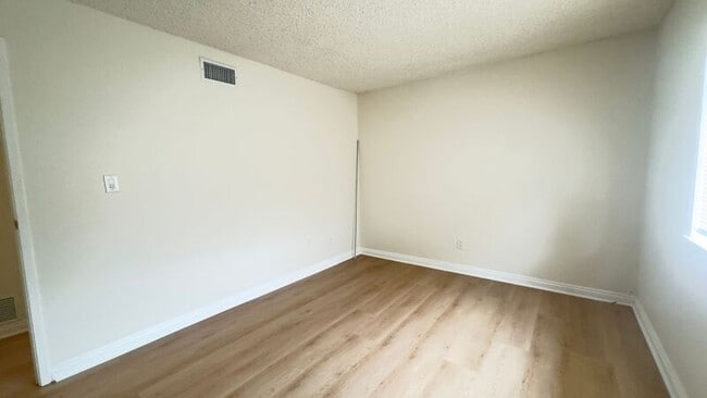 Building Photo - 3026 Winfield Ave
