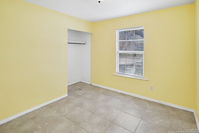 Building Photo - Charming 3 Bedroom in Pipers Meadow