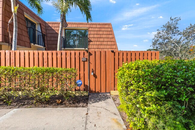 Building Photo - 1420 Augusta Cir
