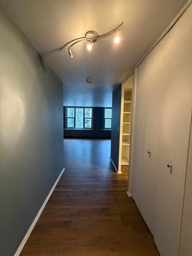 Building Photo - 400 E Randolph St