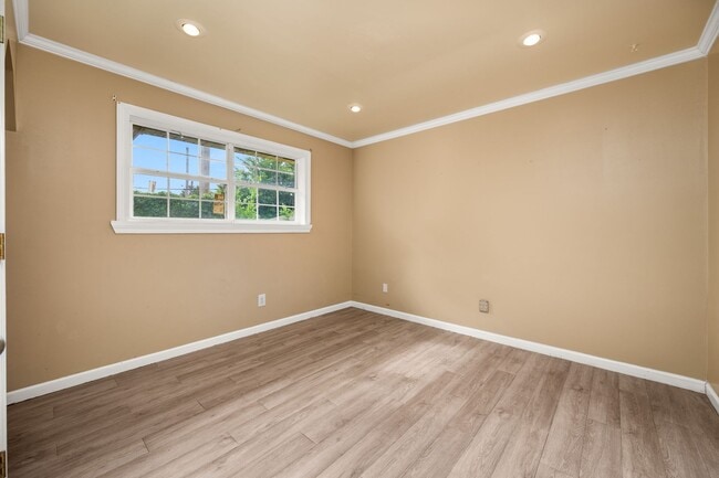 Building Photo - 2020 Clover Ln