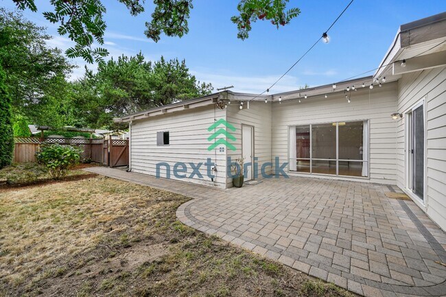 Building Photo - "Charming 3-Bedroom Bellevue Retreat: Cozy Comfort & Ideal Location!"