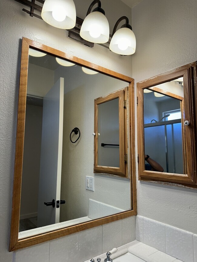 Building Photo - Beautiful Manteca 3 Bedroom Single Story H...