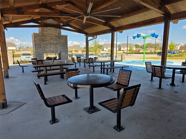 Building Photo - 1333 Red Hills Dr