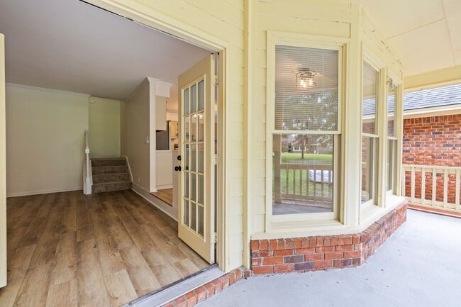 Building Photo - Renovated Home on Large Corner Lot in Coveted Strathy Hall