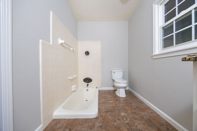 Building Photo - Renovated 4 Bedroom, 3 Bath home in Live Oak