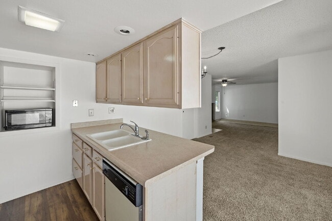 Building Photo - Close to Fort Carson and Cheyenne Mountain, 3 bedroom townhome with 2 car garage.