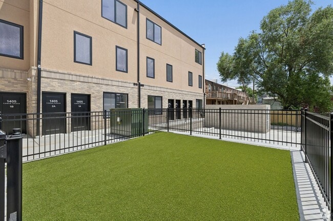 Building Photo - 4320 Vista Ave