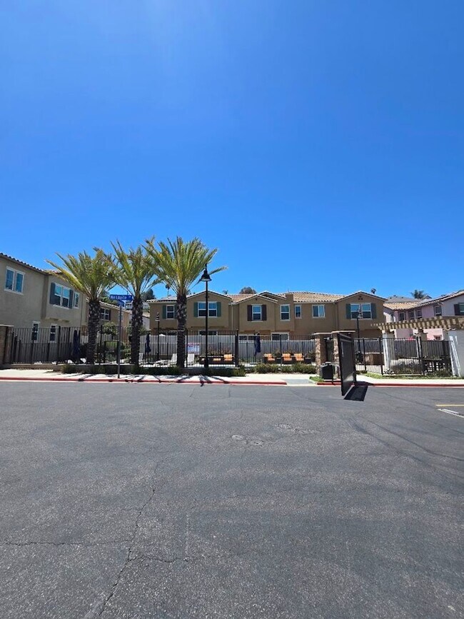 Building Photo - 3-Bedroom Home in Gated Community with Mod...