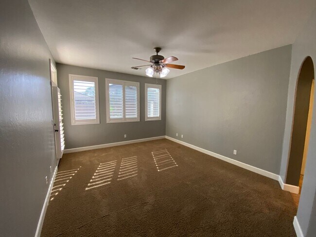 Building Photo - NW Visalia Home Rent Ready! !
