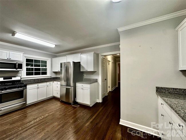 Building Photo - 710 Neil St