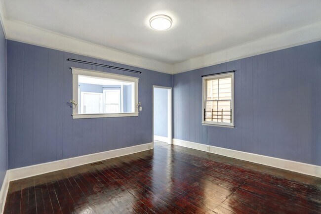 Building Photo - 4 Bedroom house---walk to Forsyth in 15 minutes