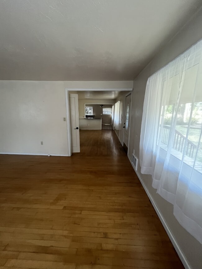 Building Photo - 340 E Island Lake Rd