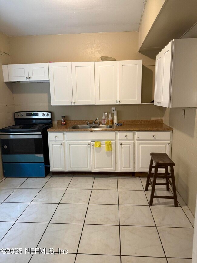 Building Photo - 10513 Gailwood Cir E