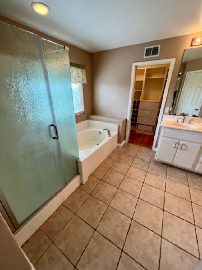 Building Photo - Beautiful Corona Pool Home with 4 bedroom ...