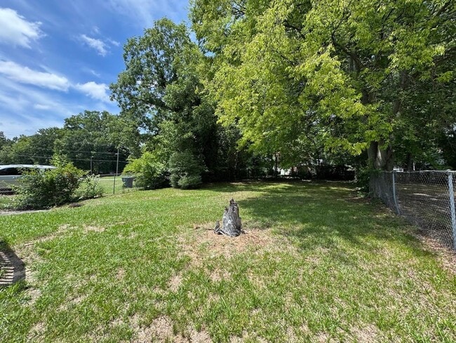 Building Photo - 3bed/1bath House $1395!