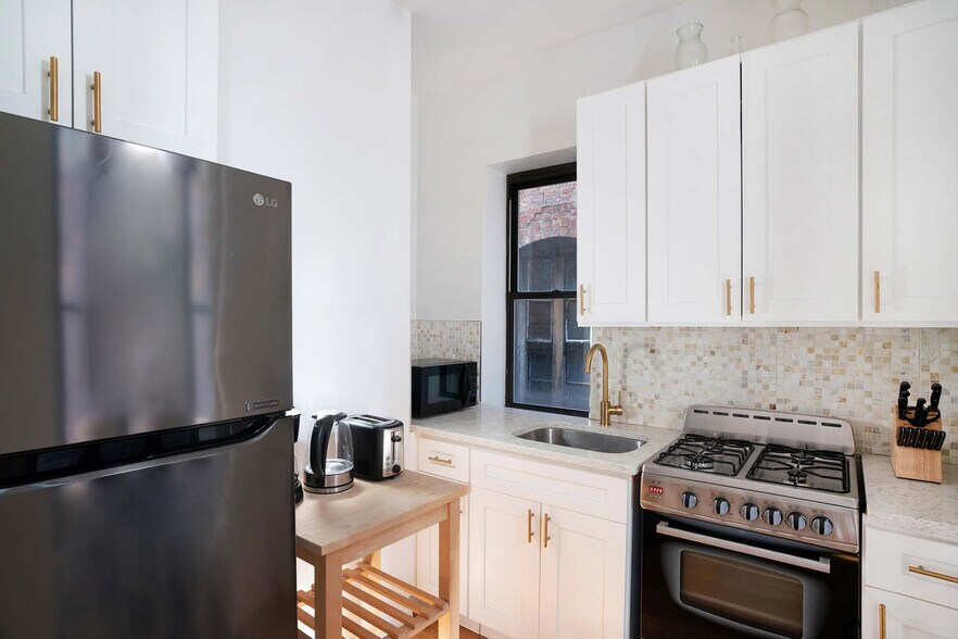 Building Photo - 454 W 47th St