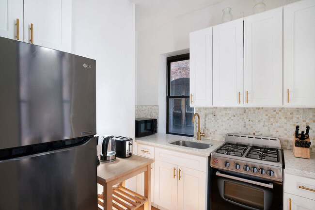 Building Photo - 454 W 47th St