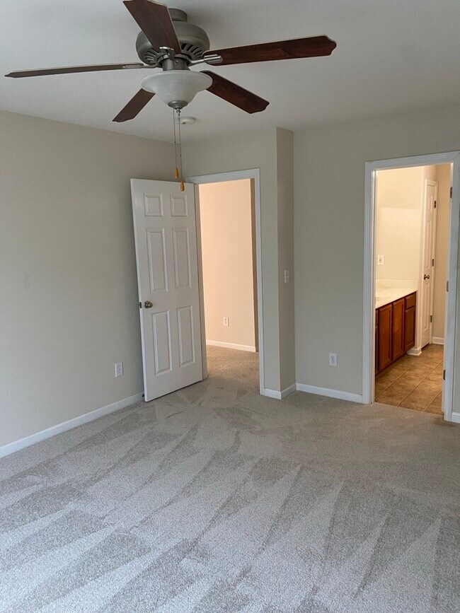 Building Photo - 1030 Glencroft Dr