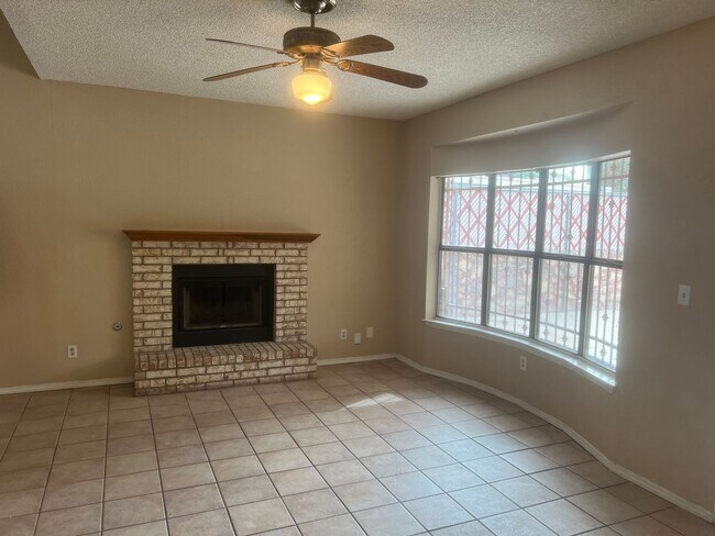 Building Photo - Incredible 4 bedroom, 2 1/2 bath home in East El Paso!!