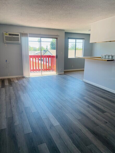 Building Photo - 17082 Chatsworth St