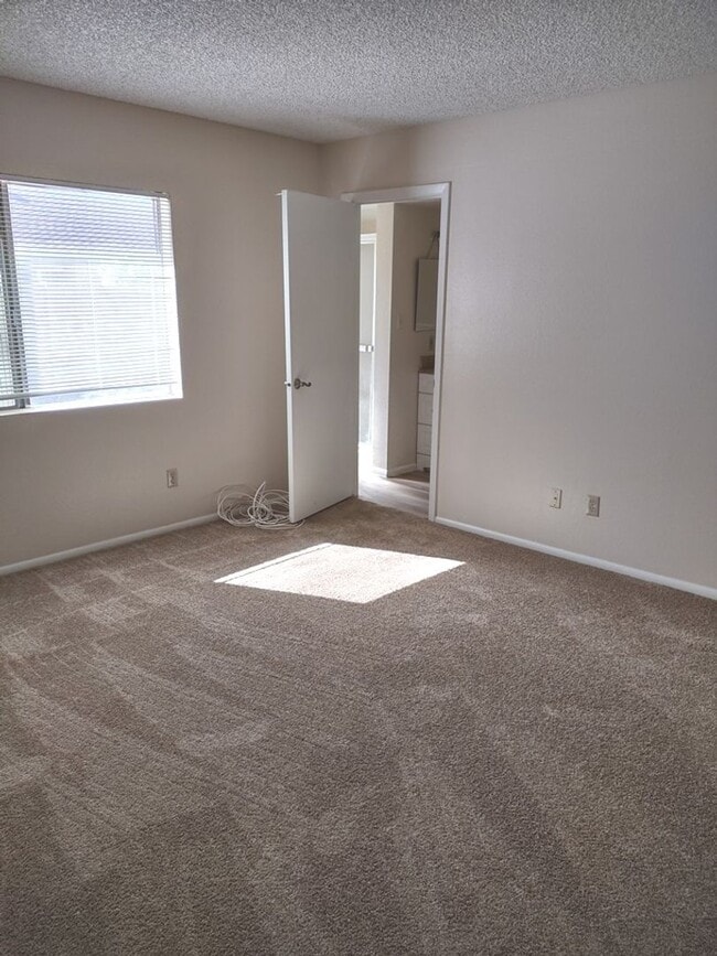 Building Photo - NO HOA- **NEW INTERIOR PAINT AND NEW FLOOR...