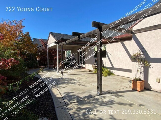 Building Photo - 722 Young Ct