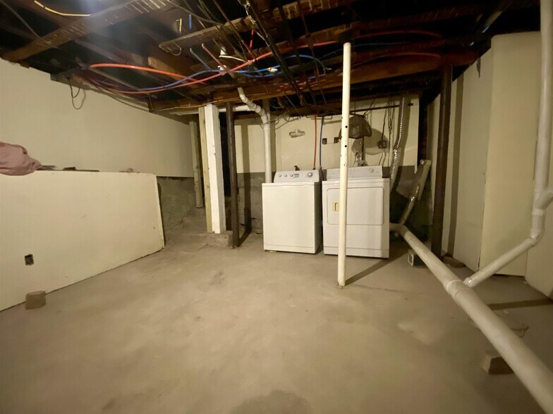 Building Photo - 66 Elm St