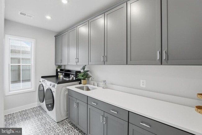 Building Photo - 9725 Lantana Wy