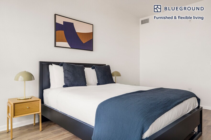 Building Photo - 3210 Esperanza Crossing