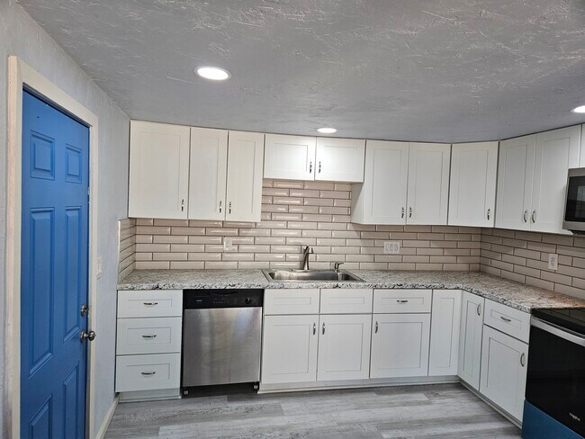 Building Photo - 2320 3rd St S