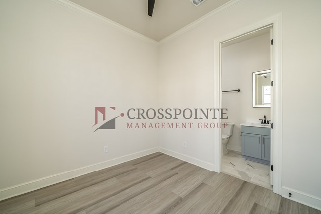 Building Photo - Luxury 3 bedroom, 3.5 Bath, 2 Car Garage Townhome- Fully Furnished!