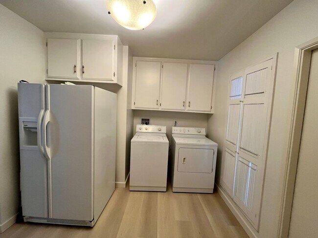 Building Photo - 16641 Park Ln Cir
