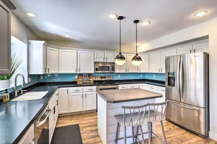 Building Photo - 4627 Seminole Cir