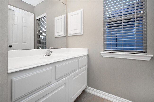 Building Photo - 10 E Artist Grove Cir