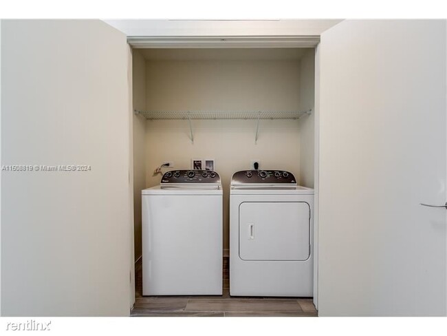 Building Photo - 1 br, 1 bath Condo - 999 SW 1st Ave Apt 3310