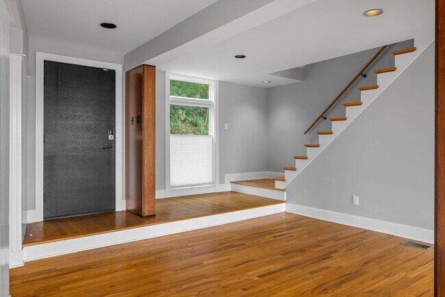 Building Photo - *Beautifully Updated & Spacious 4BD/2.5BA Single Family Home Available in South Side Slopes*