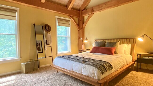 1 Queen bed - 7 Silo Ln