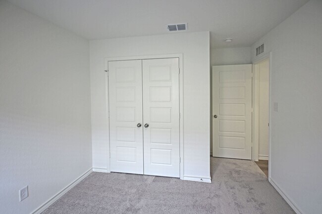 Building Photo - 951 Bluegrass Pt