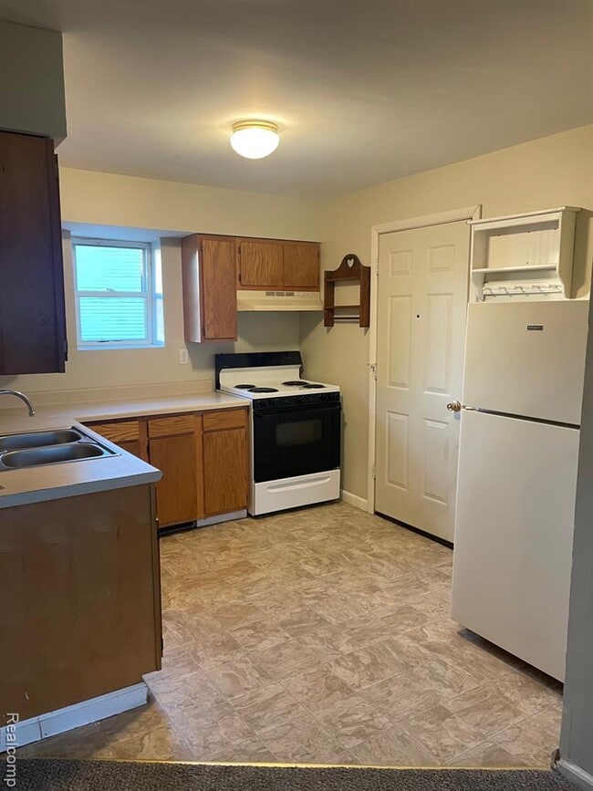 Building Photo - 8536 Perry Rd