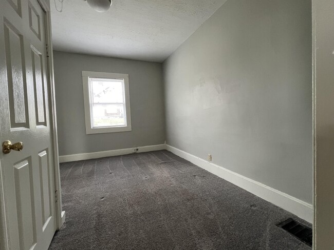 Building Photo - 106 E Main St