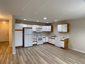 Building Photo - Bright 3 BR - 3 BA Townhouse in Redmond