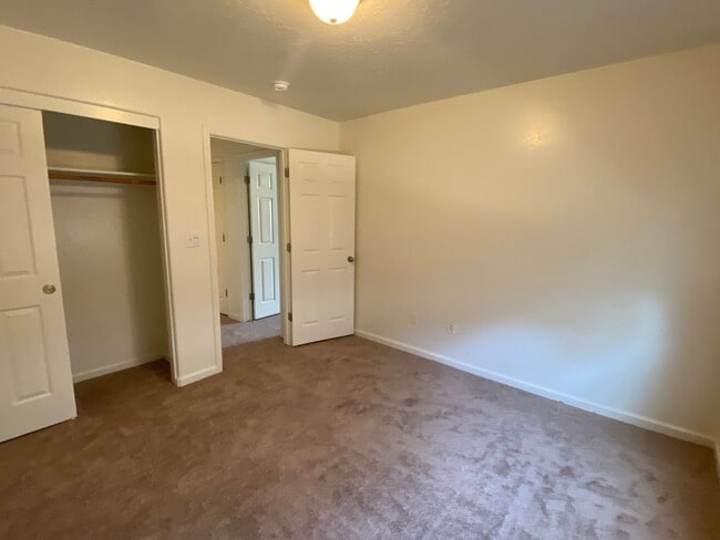 Building Photo - Charming home for rent in Visalia