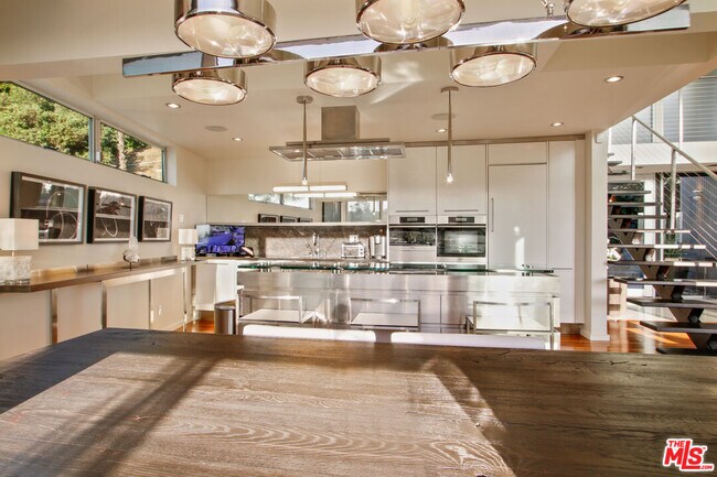 Building Photo - 9416 Beverlycrest Dr