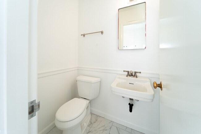 Building Photo - Newly Remodel Home in West Hills!